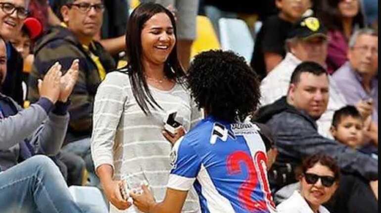 Watch: Venezuela striker celebrates goal by proposing to girlfriend in the stands