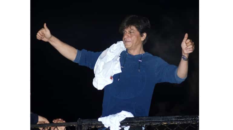 Shah Rukh Khan turns 53, celebrations begin at Mannat from midnight Shah Rukh Khan turns 53, celebrations begin at Mannat from midnight