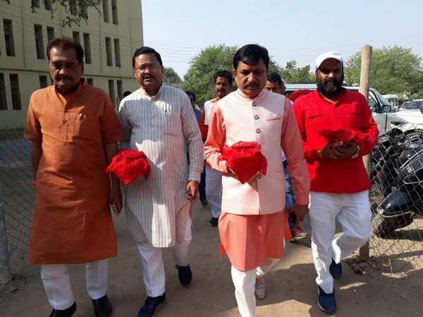 MP Polls: BJP candidate carries coins in metal pot, case registered MP Polls: BJP candidate carries coins in metal pot, case registered