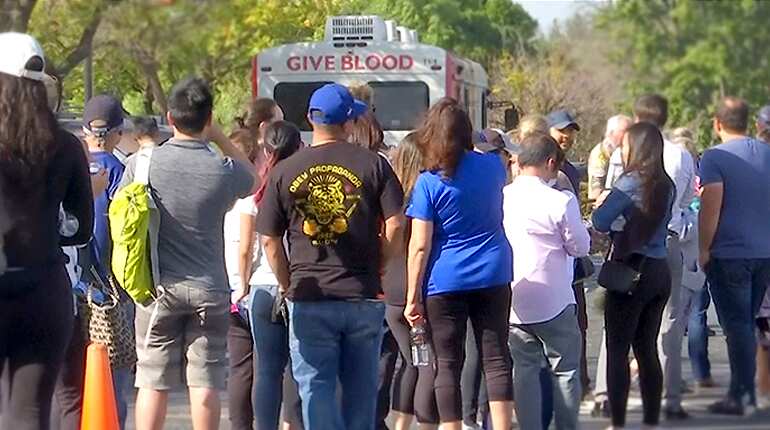 Blood drive in Thousand Oaks overwhelmed with hundreds of donors after shooting