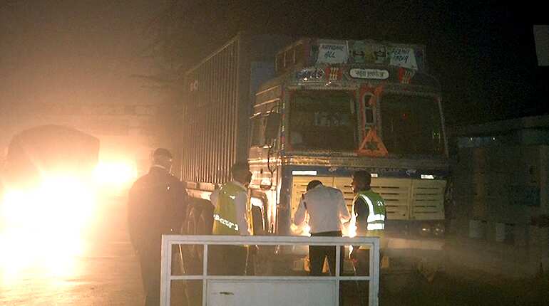 Delhi bans trucks as megacity chokes Delhi bans trucks as megacity chokes