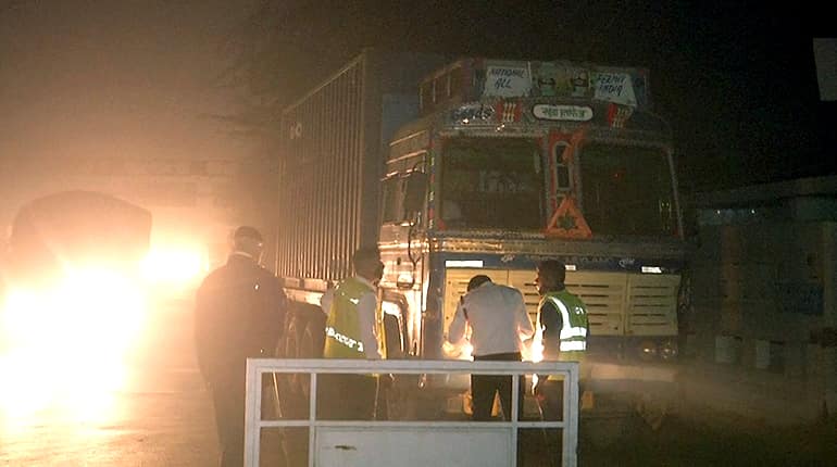 Delhi bans trucks as megacity chokes