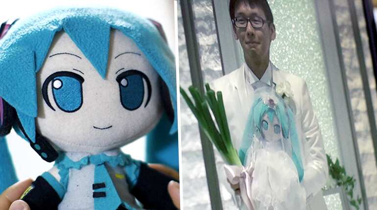Japan man 'crazy in love' marries a hologram