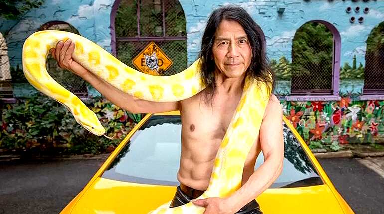 Shirtless and silly, NYC taxi drivers pose for pin-up calendar