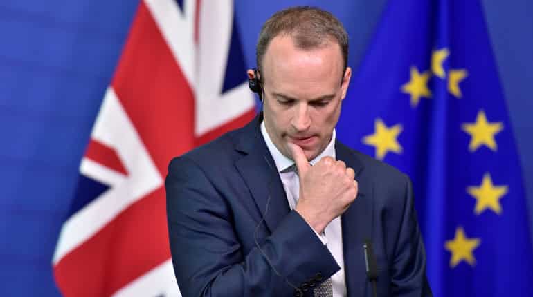 Bodyguard to UK foreign minister 'left gun on plane'