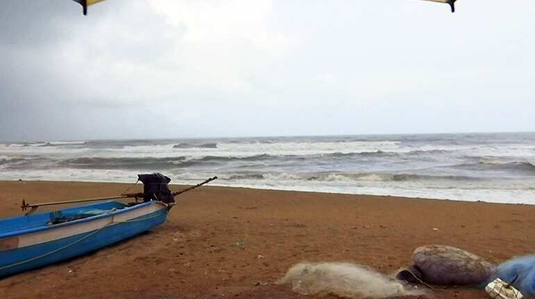 Video: 2 dead, 1 injured as cyclone Gaja hits Tamil Nadu, Puducherry coastal areas; over 80,000 evacuated