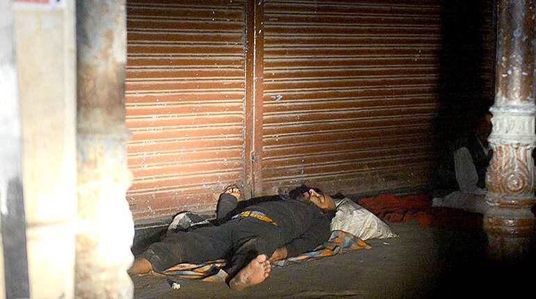 Delhi’s homeless choke on air pollution