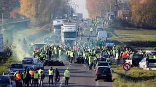 France fuel protest: One killed and hundreds injured in anti-Macron protests