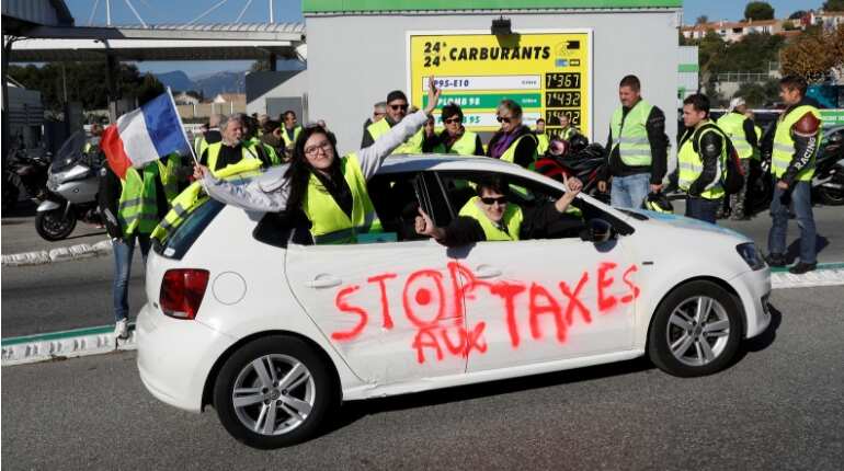 12,000 police on duty in Paris as 'yellow vests' call protests 12,000 police on duty in Paris as 'yellow vests' call protests