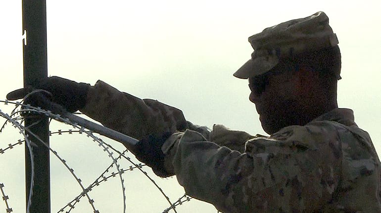 US soldiers wait for migrant caravan in Texan border town