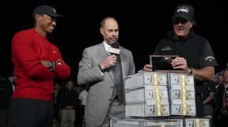 Phil Mickelson beats Woods in $9 million winner-take-all match