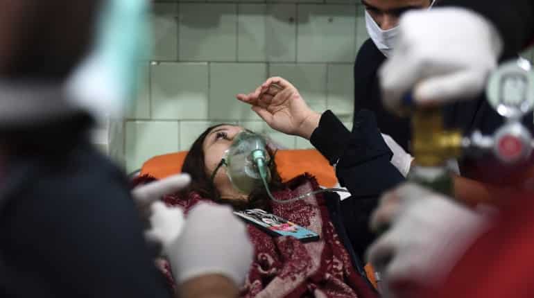 Around 100 Syrians struggle to breathe after 'toxic' attack Around 100 Syrians struggle to breathe after 'toxic' attack