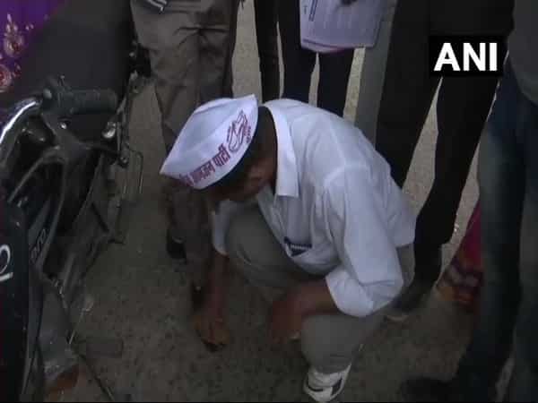 MP polls: This candidate is polishing shoes to please voters MP polls: This candidate is polishing shoes to please voters
