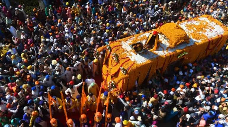 500 Sikh pilgrims cross Pakistan for Guru Nanak Dev's 550th birth celebrations 500 Sikh pilgrims cross Pakistan for Guru Nanak Dev's 550th birth celebrations