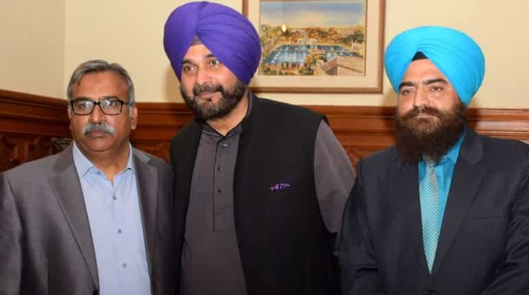 Khalistani leader Gopal Chawla posts snap with Sidhu