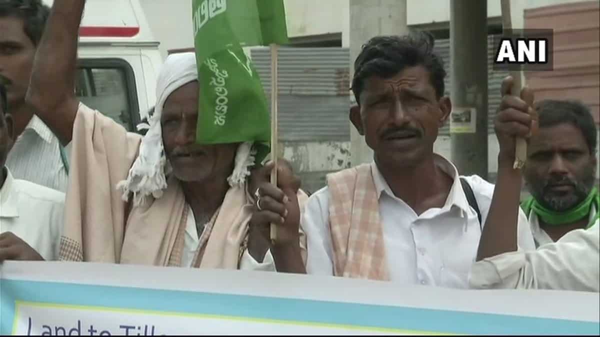 To protest to govt, thousands of farmers converge on Delhi from across the country