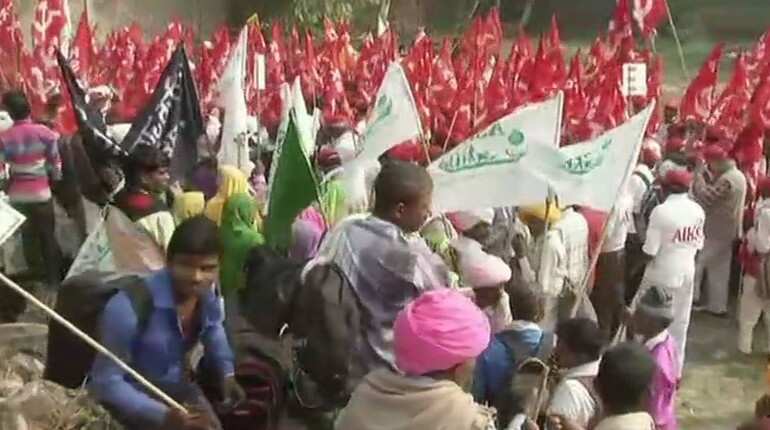 Farmers brave chilly night at Ramlila Maidan, 'Khudai Khidmatgaars' offer comfort