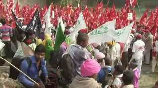 Farmers brave chilly night at Ramlila Maidan, 'Khudai Khidmatgaars' offer comfort