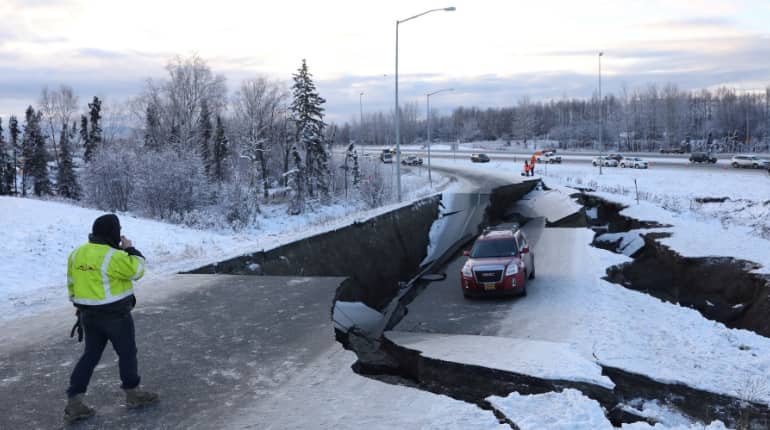 Alaska hit by powerful earthquake, 7 injured