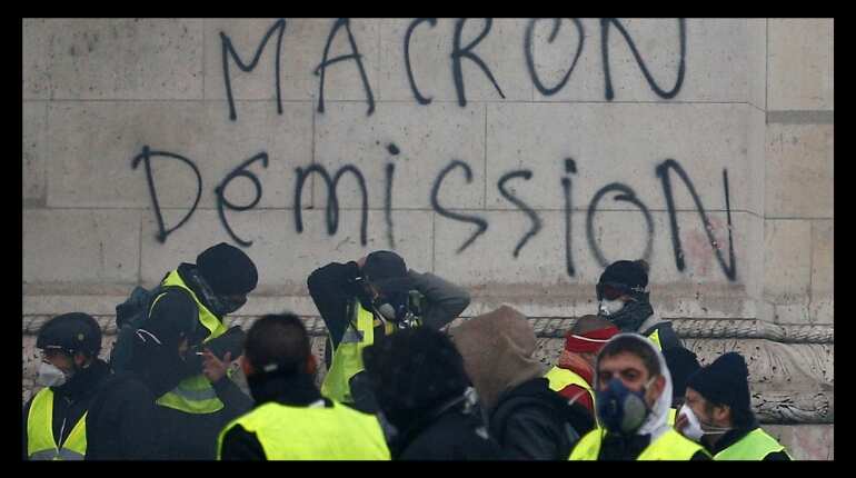 'Macron Resign'