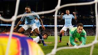 Man City extend lead at top, Man United salvage draw