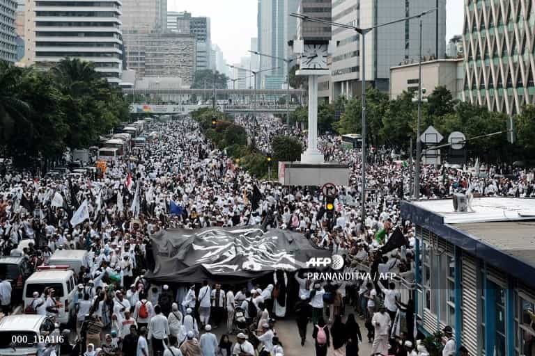 Thousands of Islamists march in Jakarta ahead of elections Thousands of Islamists march in Jakarta ahead of elections