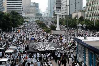 Thousands of Islamists march in Jakarta ahead of elections