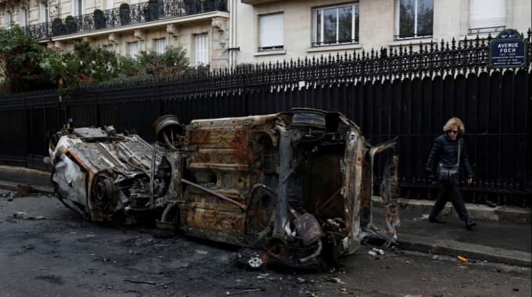 France fuel protest: 263 people injured as Macron leads crisis meeting France fuel protest: 263 people injured as Macron leads crisis meeting