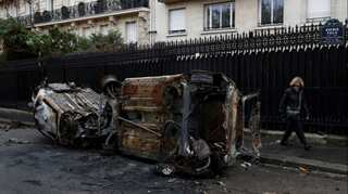 France fuel protest: 263 people injured as Macron leads crisis meeting