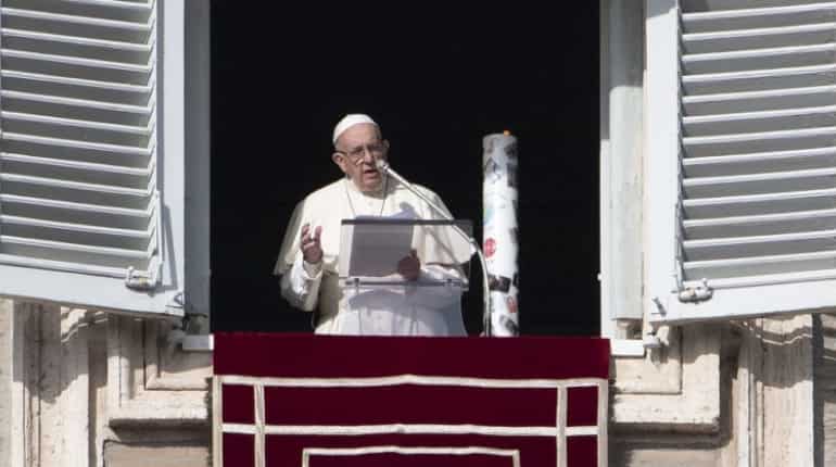 Pope lights candle for children of Syria Pope lights candle for children of Syria