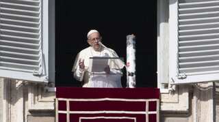Pope lights candle for children of Syria