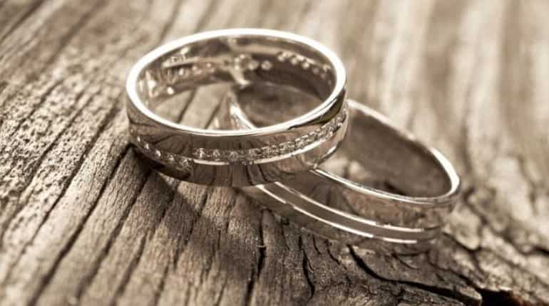 NYC cops find couple who lost engagement ring down subway grate NYC cops find couple who lost engagement ring down subway grate