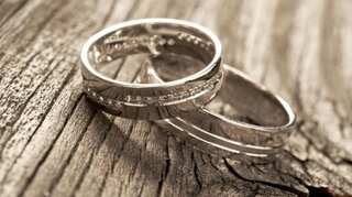 NYC cops find couple who lost engagement ring down subway grate