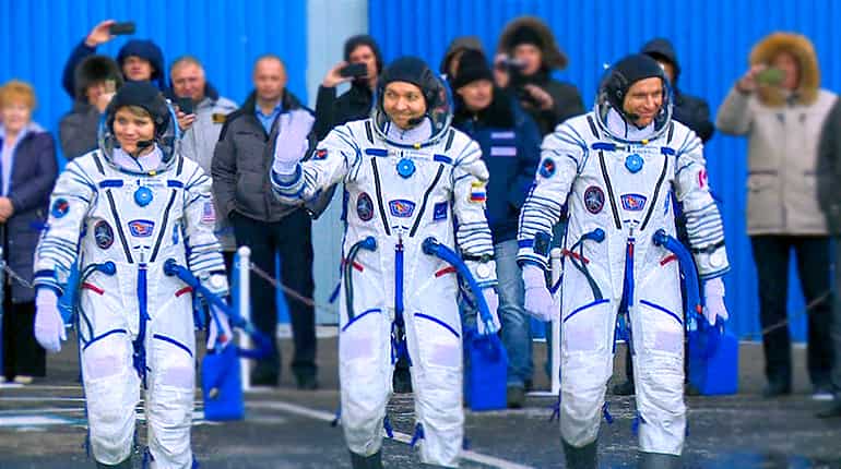 Manned Soyuz rocket blasts off successfully