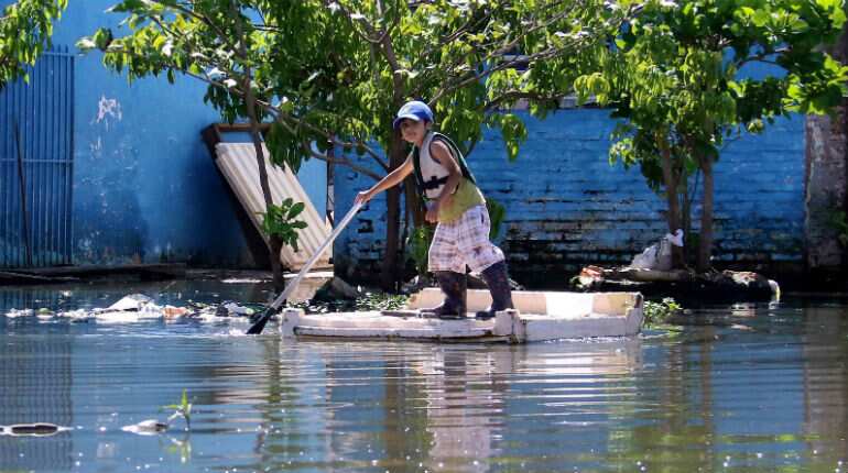 Paraguay floods leave riverside areas increasingly unhealthy