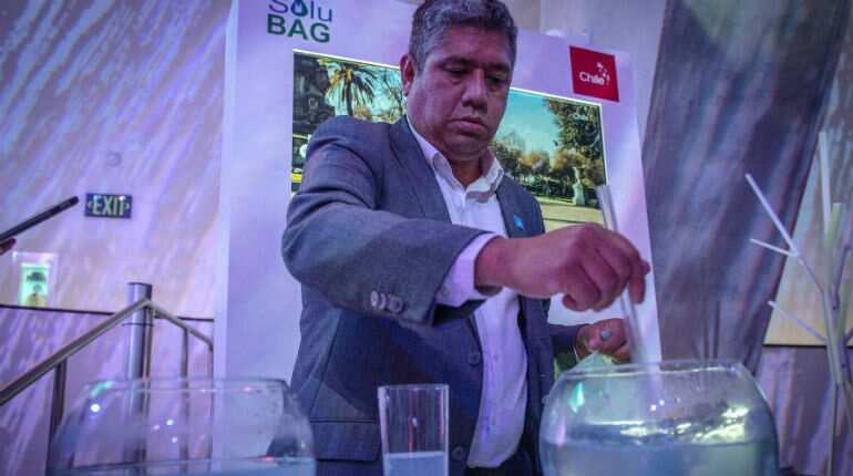 Shopping bag that dissolves in water in 3 min: Chilean innovator's bid to save oceans Shopping bag that dissolves in water in 3 min: Chilean innovator's bid to save oceans