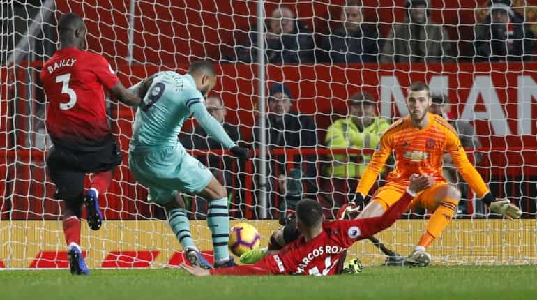 Manchester United battle to draw with Arsenal, Liverpool march on Manchester United battle to draw with Arsenal, Liverpool march on