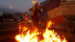 Versailles closes ahead of 'yellow vest' protest as numbers fall