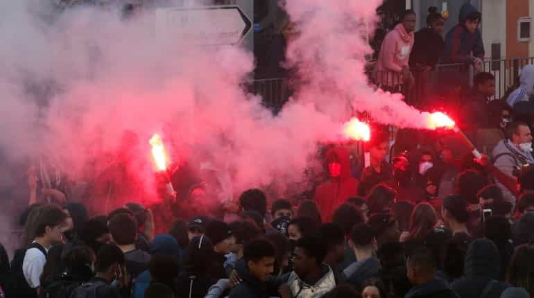 Eiffel Tower, other monuments to close as fears of riot mount Eiffel Tower, other monuments to close as fears of riot mount