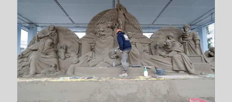 Vatican's St. Peter's Square gets 720-ton sand nativity scene