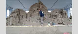 Vatican's St. Peter's Square gets 720-ton sand nativity scene