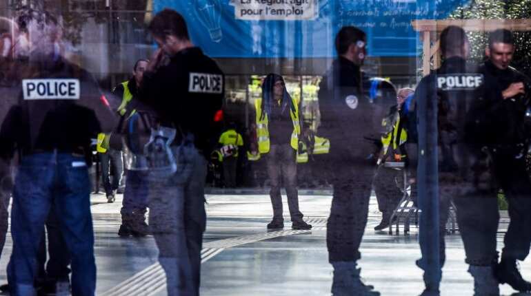 France's 'yellow vests' mobilise for fresh round of protests