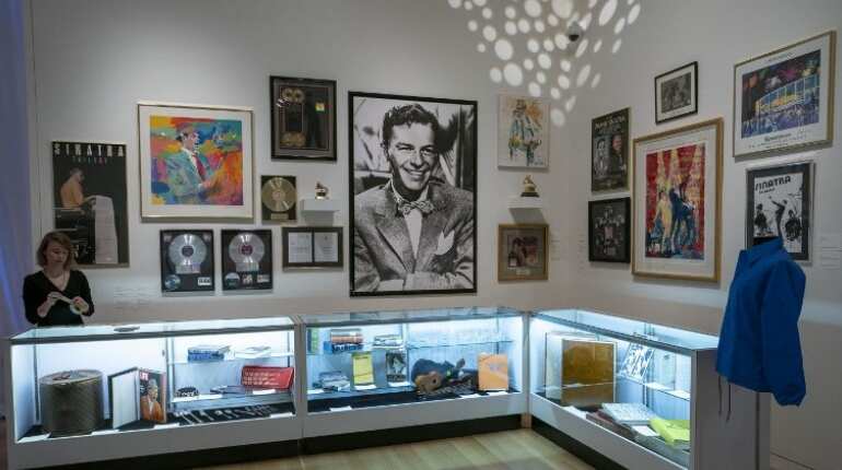 Frank Sinatra auction fetches $9.2m in New York Frank Sinatra auction fetches $9.2m in New York