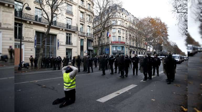 Yellow Vest protesters clash again with police in Paris Yellow Vest protesters clash again with police in Paris