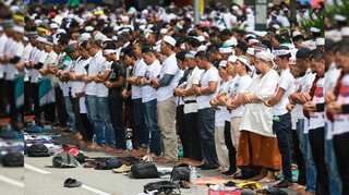 Muslims rally to defend rights in multi-ethnic Malaysia