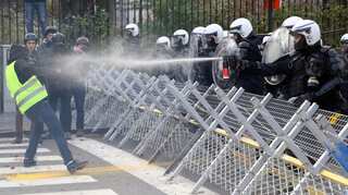 Brussels Police arrest hundreds in 'Yellow Vest' riot