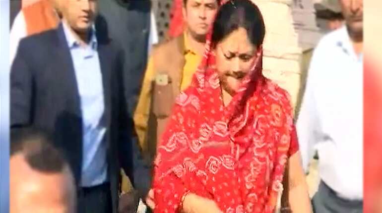 Vasundhara Raje prays in temple as Rajasthan leads trickle in