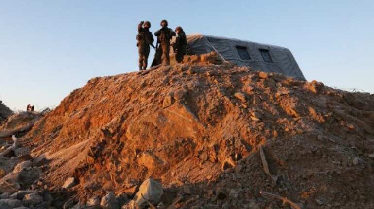 Korean soldiers ease military tensions