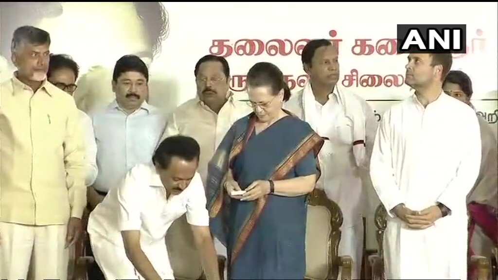 Sonia Gandhi unveils Karunanidhi's statue at DMK headquarters in Chennai