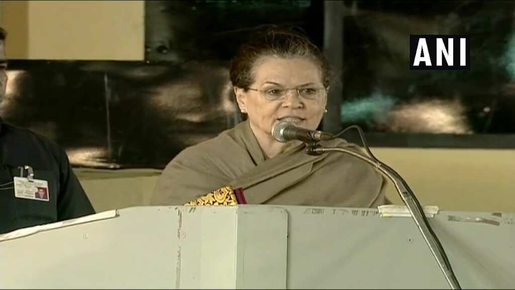 Sonia bats for strong Cong-DMK ties to take on BJP in Lok Sabha elections